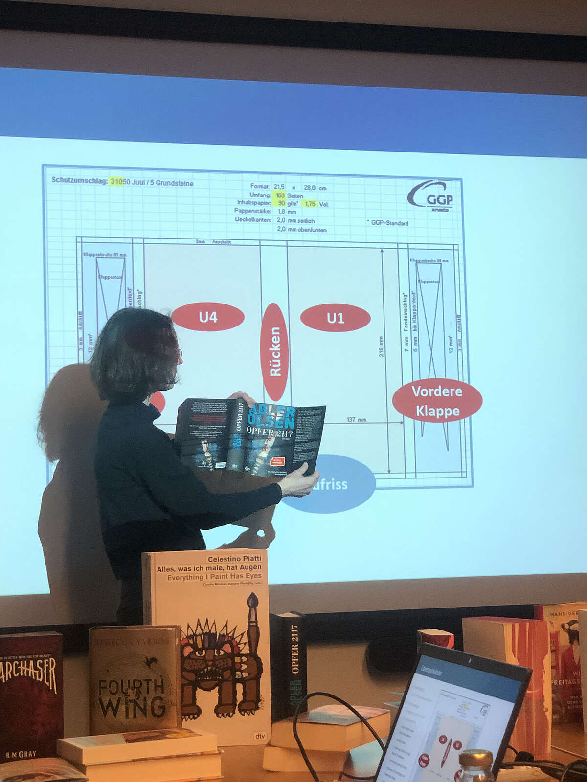 Bild: Sonja Storz, Herstellungsleiterin beim dtv verlag, spricht über die Gestaltung und Planung vom Buchcover