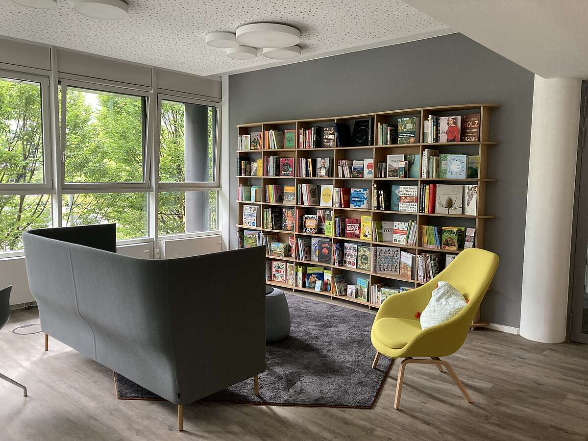 Bild: Raum beim verlagshaus Dorling Kindersley in München mit Sofa und Bücherregal
