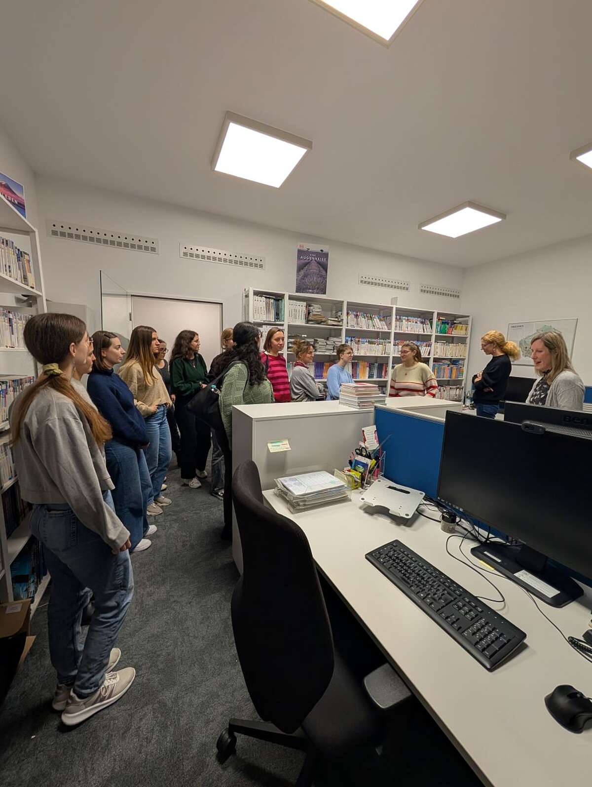Bild: CLAUSzuGast Besuch bei Dorling Kindersley, eine Gruppe CLÄUSINNEN bei der Führung durch die Räumlichkeiten