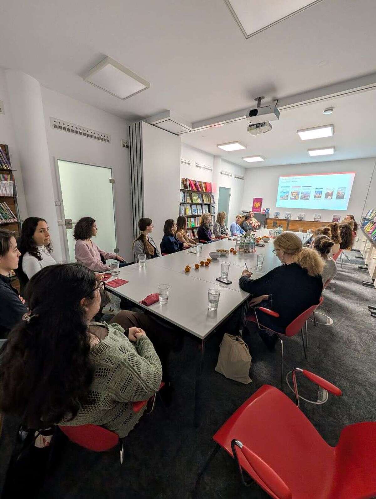 CLAUSzuGast bei Dorling Kindersley bei der Präsentation mit Dorothee Whittaker (Leirung Produktion und Programmplanung) und Stefanie Franz (Leitung Reiseführer)