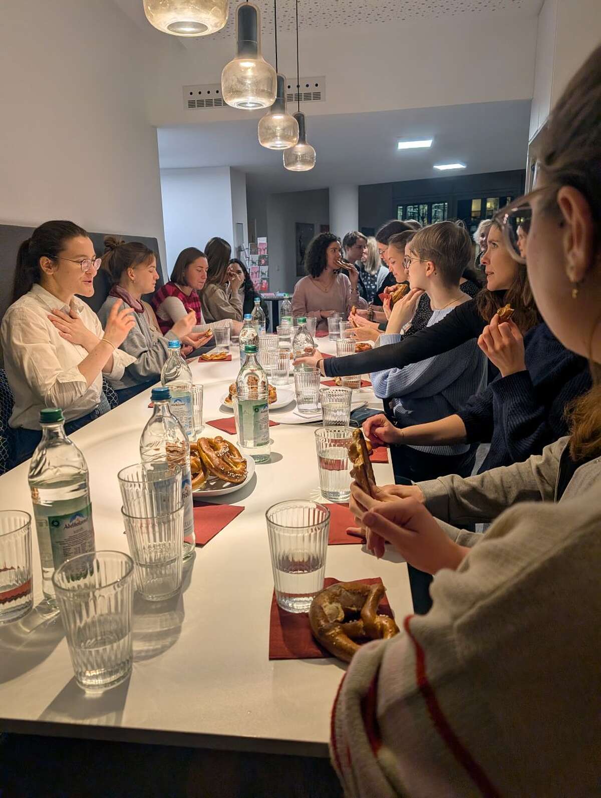 CLAUSzuGast bei Dorling Kinderley, CLÄUSINNEN beim Breznessen