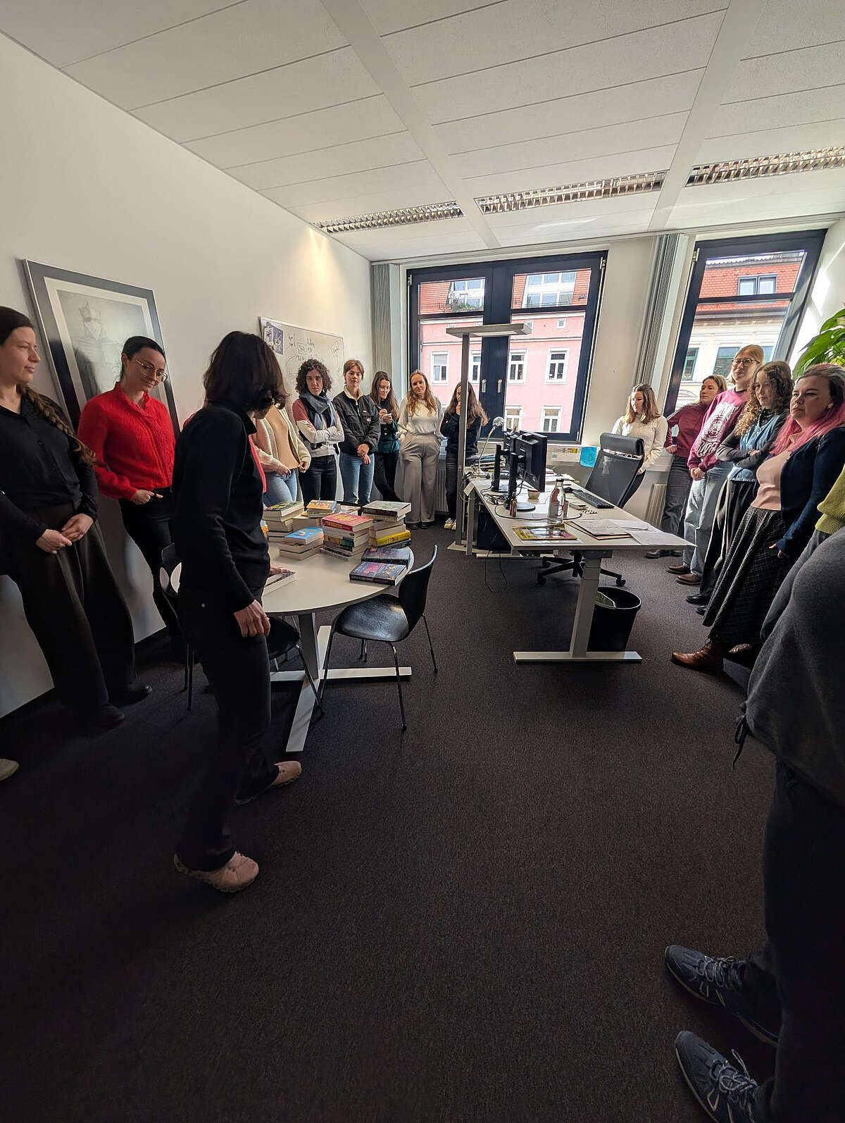 Bild: Gruppe von Buchbranchen Nachwuchsmenschen hört Sonja Storz, Herstellungsleitung des dtv verlags, zu